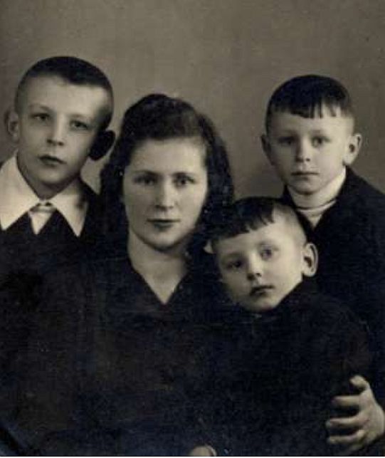 Фотография на загранпаспорт, 1947. Мой отец справа наверху
