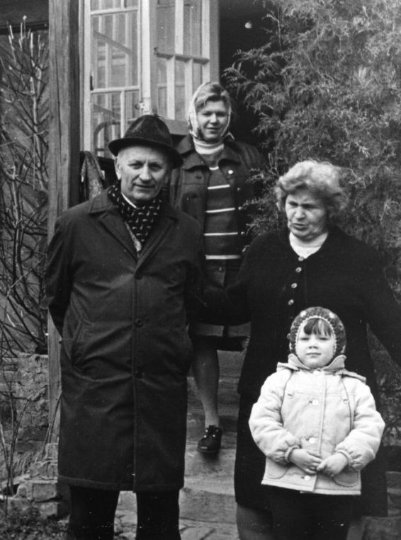 Я, бабушка и дедушка и дядина жена, 1976
