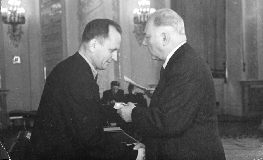 Климент Ворошилов вручает деду орден в Кремле, 1954