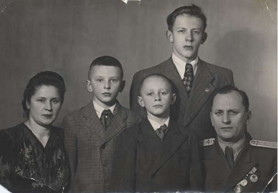 Вся семья перед поездкой деда в Корею. Мой отец в середине. 1951