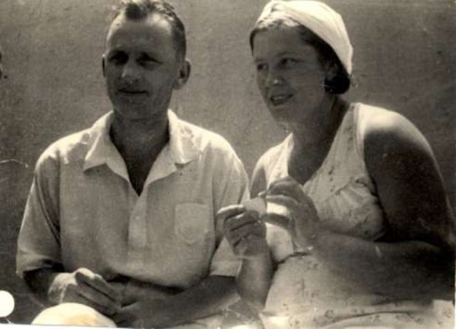 Возле бассейна. Кашгар, 1942