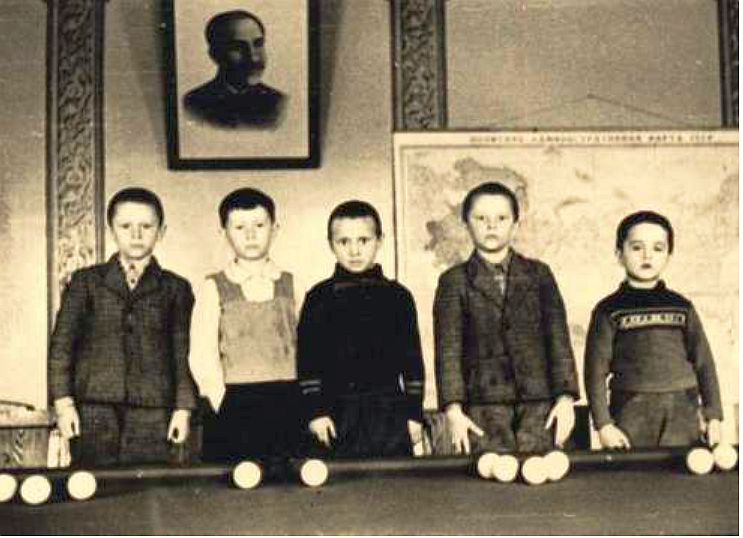 Биллиард, на стене портрет Кагановича. Ген.Консульство СССР, Манчжурия, 1949. Слева мой отец