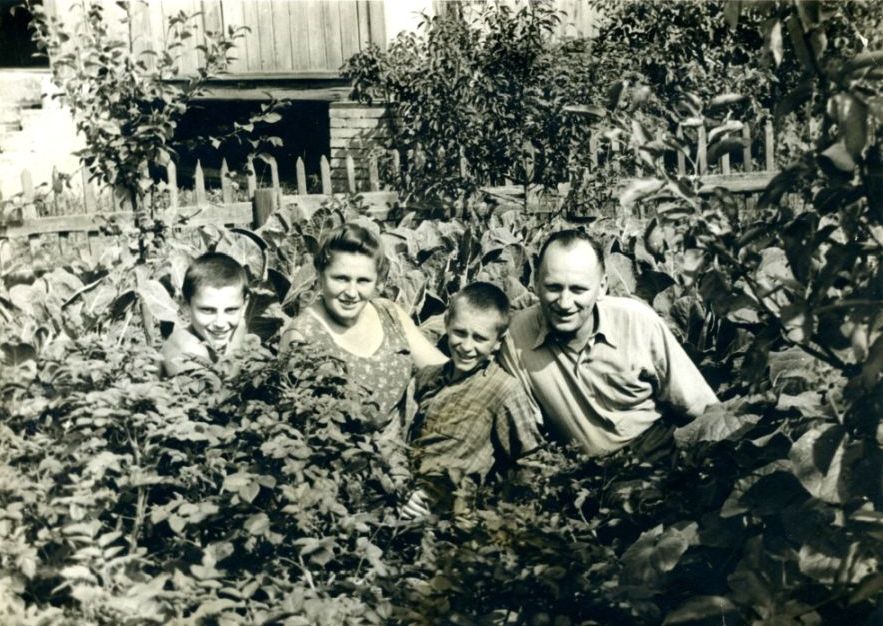 На даче в огороде, 1954