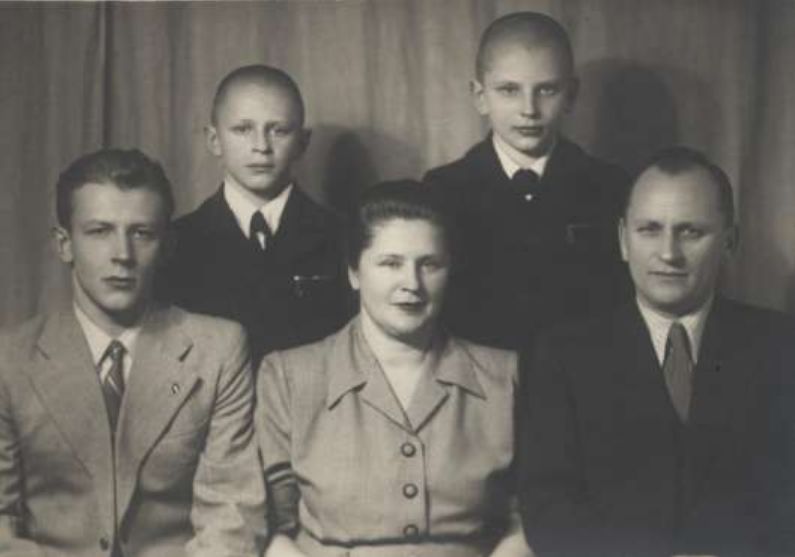Вся семья в сборе, весна 1954