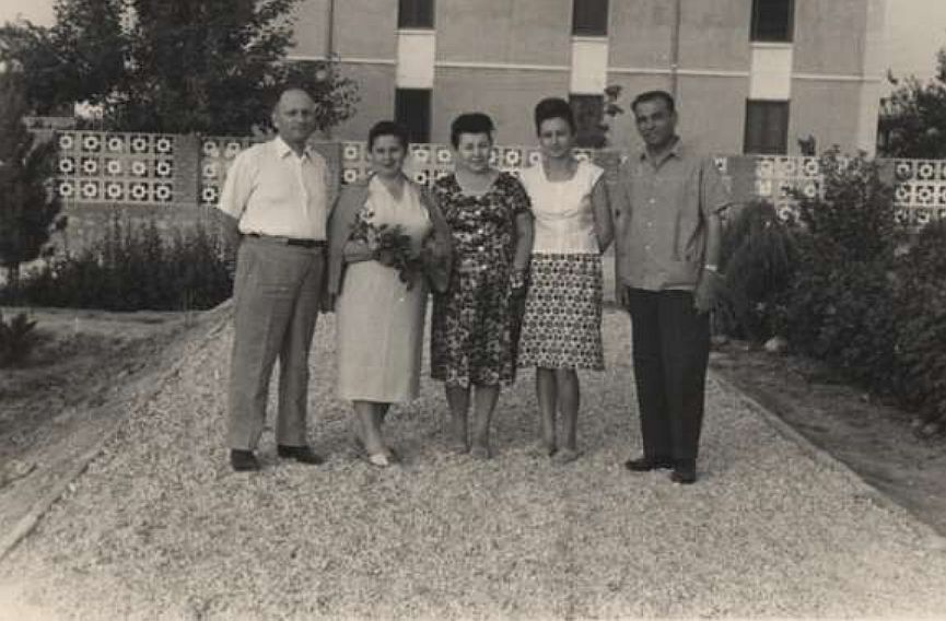 Дедушка и бабушка слева. Мазари Шариф, Афганистан, 20.05.1966