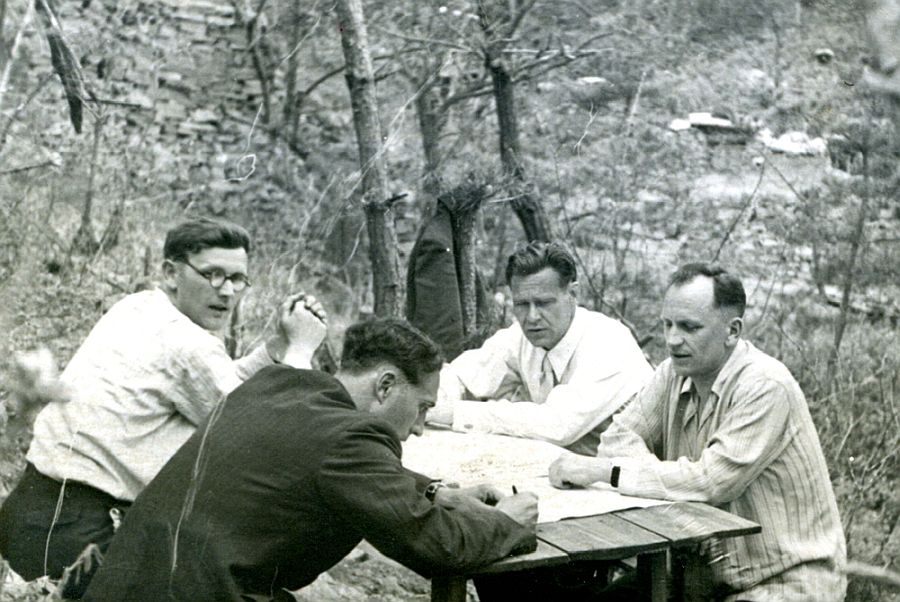 В горах. Совещание в перерыве между бомбардировками, 02.05.1952
